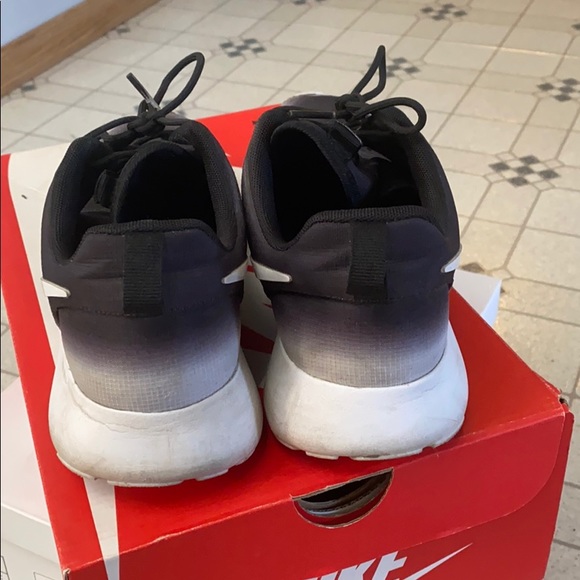 WMNS NIKE ROSHERUN PRINT - Picture 3 of 4